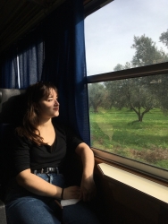 https://juliesteyer.com/files/gimgs/th-12_miriam nel treno calabria julie steyer.jpg